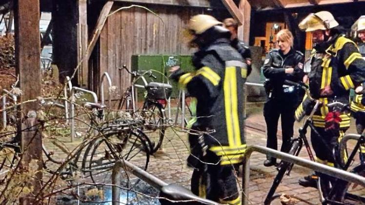 Zu einem Fahrradbrand am Bahnhof wurde die Freiwillige Feuerwehr Hude am Mittwochabend alarmiert. 