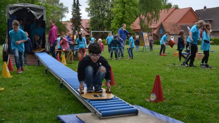 Rutschen, toben, Spaß haben und dabei die Sprachbarriere überwinden – das Spielefest der Grundschule Habbrügge und des Kindergartens Falkenburg standen ganz im Zeichen der Integration. 