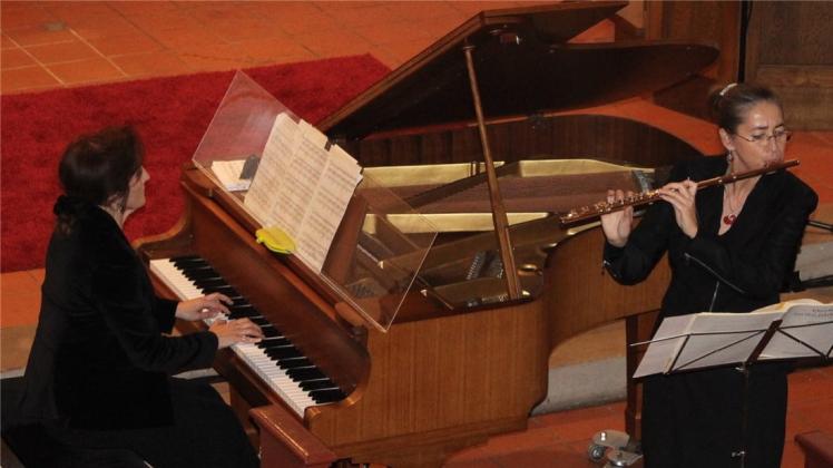 Spielen zum zweiten Mal gemeinsam in der Jesus-Christus-Kirche: Natalia Palamartschuk am Flügel und Sabine Szacknys an der Querflöte. 