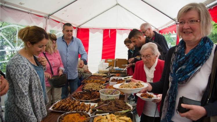 Spezialitäten aus dem Irak gehörten zu den kulinarischen Höhepunkten auf dem Gemeindefest an der St.-Marien-Kirche. 