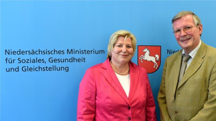Niedersachsens Gesundheitsministerin Cornelia Rundt stellt den Patientenschutzbeauftragten Peter Wüst vor. Der Mediziner Wüst ist seit diesem Monat im Gesundheitsministerium Ansprechpartner für Kranke und deren Angehörige. 