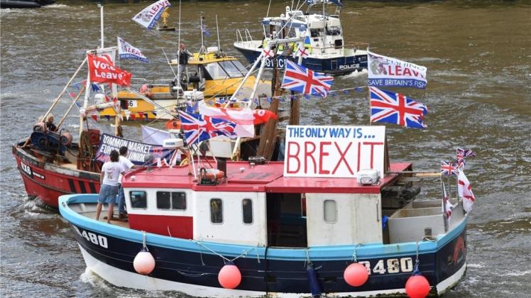 Fischkutter werben auf der Themse für den „Brexit“. 
