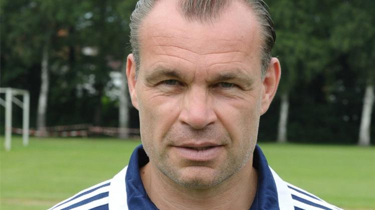 War mit seiner Mannschaft trotz der 1:2-Niederlage bei GVO Oldenburg zufrieden: Andreas Höttges, Trainer des Fußball-Bezirksligisten SV Tur Abdin Delmenhorst. 