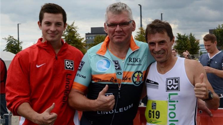 Nicht zu schlagen: Schwimmer Mirco Czienskowski, Radfahrer Christoph Magda und Läufer Dieter Kreuzer vom Unternehmen DLW gewannen die Firmenstaffel beim fünften Bremer City-Triathlon. Nicht zu schlagen: Schwimmer Mirco Czienskowski, Radfahrer Christoph Magda und Läufer Dieter Kreuzer vom Unternehmen DLW gewannen die Firmenstaffel beim fünften Bremer City-Triathlon.