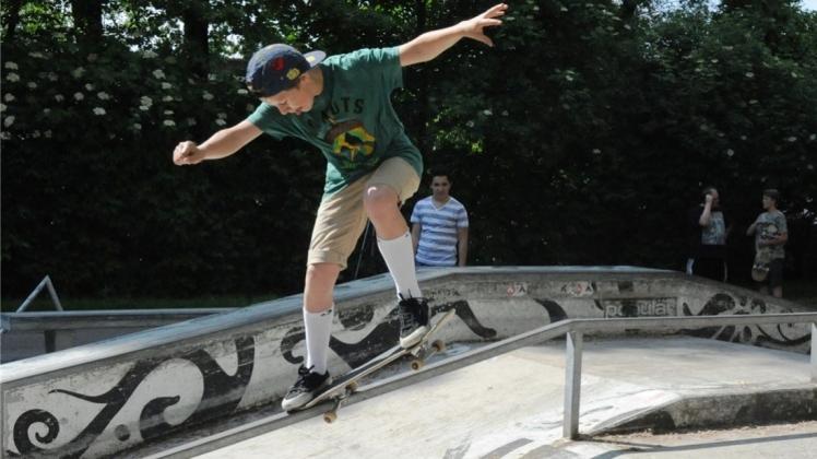 Bei sommerlichen Temperaturen sind neben den Anfängern auch Profis auf der Skaterbahn am Jugendzentrum Lingen unterwegs. 