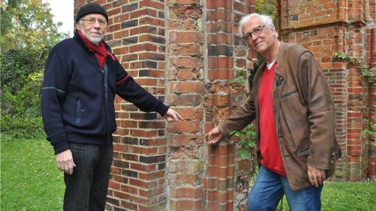Legen den Finger in die Wunde: Die Klosterfreunde Klaus Rademacher (links) und Wolfgang Schaller wollen den historischen Klosterbezirk mit einem umfassenden Sanierungskonzept retten. 