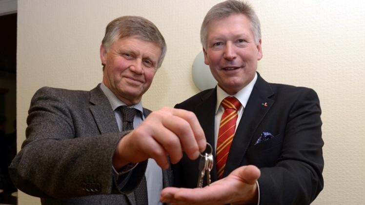 Die Schlüssel für das Nortruper Rathaus überreichte Nortrups ehemaliger Bürgermeister Leonhard Renze (links) an seinen Nachfolger Karl-Heinz Budke. 