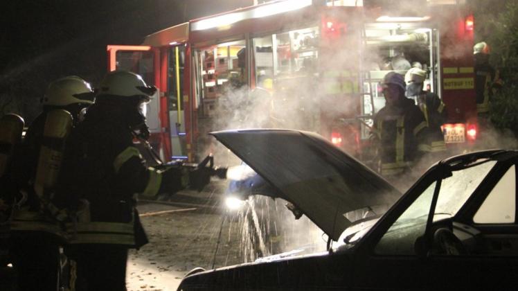 Am Samstagabend hat die Ortsfeuerwehr Dötlingen ein brennendes Auto auf dem Campingplatz Aschenbeck in Dötlingen gelöscht. 