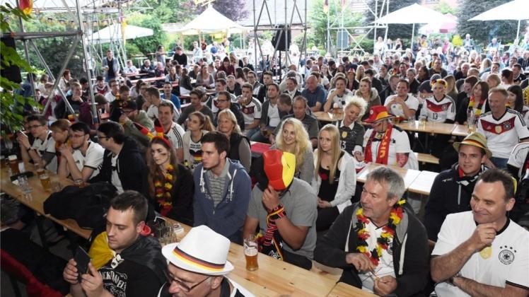 Beim Public Viewing bei Menkens in Hoykenkamp fieberten hunderte Fußball-Fans beim EM-Gruppenspiel zwischen Deutschland und Polen (0:0) mit. 