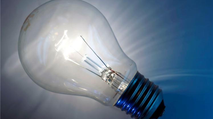 Die klassische Glühbirne hat ausgedient. In den von GCP verwalteten Häusern im Delmenhorster Wollepark werden mehr als 500 neue Flurlampen installiert. Symbolfoto: dpa