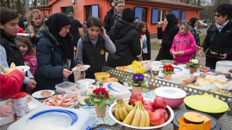 Ostermahl auf der Tischtennisplatte: Das Jugendhaus Horizont in Düsternort hatte am Ostermontag zu einem Frühstück eingeladen. 