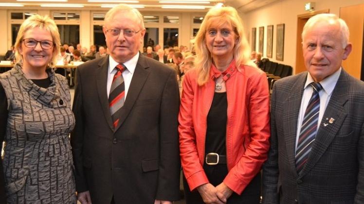 Der neue Gemeinderat hat seine Repräsentanten gewählt: (von links) Bürgermeisterin Alice Gerken mit dem Ratsvorsitzenden Gerd Brand, der stellvertretenden Bürgermeisterin Christel Zießler und dem stellvertretenden Bürgermeister Günter Westermann. Der neue Gemeinderat hat seine Repräsentanten gewählt: (von links) Bürgermeisterin Alice Gerken mit dem Ratsvorsitzenden Gerd Brand, der stellvertretenden Bürgermeisterin Christel Zießler und dem stellvertretenden Bürgermeister Günter Westermann.
