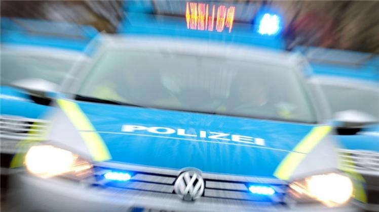 Eine Frau aus Wildeshausen ist bei Dötlingen in ein geparktes Auto gefahren. Den Schaden schätzt die Polizei auf rund 4500 Euro. 