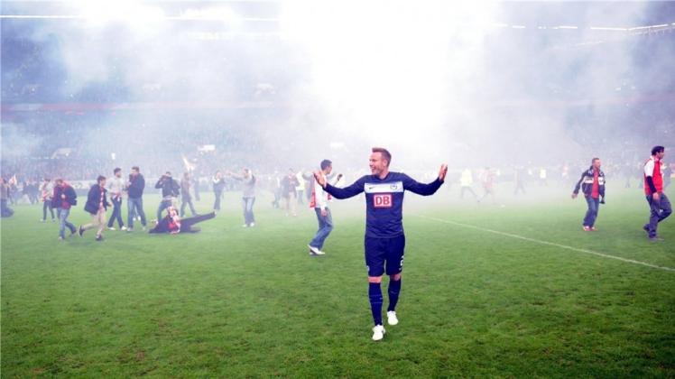 Szene nach dem vermeintlichen Schlusspfiff der Partie Fortuna Düsseldorf gegen Hertha BSC Berlin: Gästespieler Christian Lell wundert sich, dass die Düsseldorfer schon feiern. 