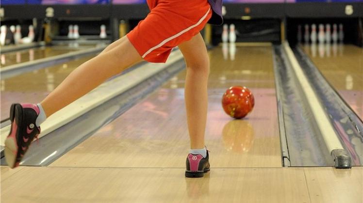 Die Männer des ABC Delmenhorst führen die Bowling-Bezirksliga souverän an. Die Damen halten in der Landesliga gut mit. Die Männer des ABC Delmenhorst führen die Bowling-Bezirksliga souverän an. Die Damen halten in der Landesliga gut mit.
