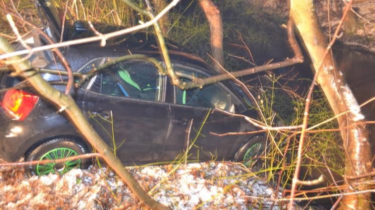 Bei einem Verkehrsunfall am frühen Samstagmorgen in Hude auf der spiegelglatten Kirchstraße ist die Fahrerin eingeklemmt worden. Foto:Tanja Konegen-Peters/Feuerwehr Bei einem Verkehrsunfall am frühen Samstagmorgen in Hude auf der spiegelglatten Kirchstraße ist die Fahrerin eingeklemmt worden. Foto:Tanja Konegen-Peters/Feuerwehr