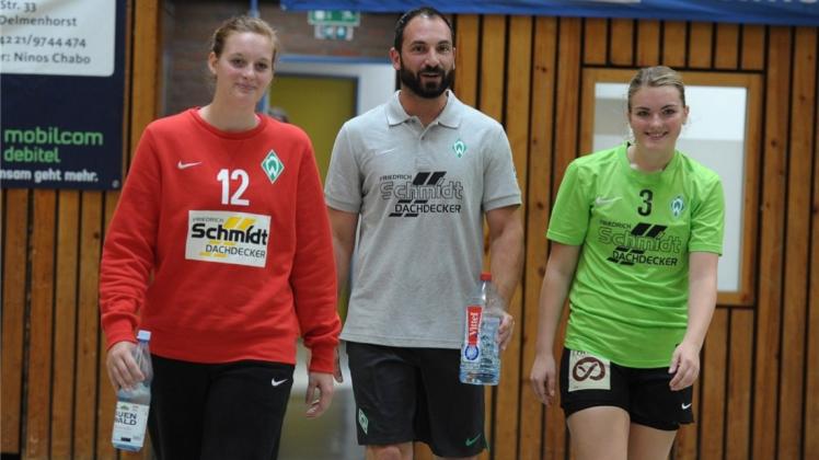 Gebürtige Delmenhorster in Diensten von Werder Bremen: Alexandra Meyer, Trainer Patrice Giron und Alina Otto (von links). 