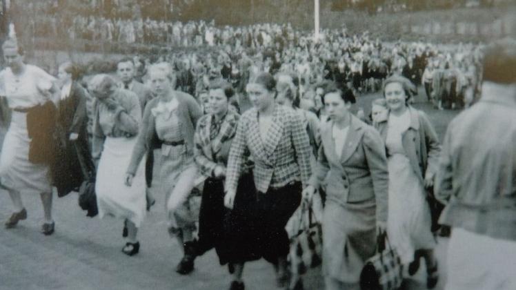 Besuchermassen streben am 17. Juni 1939 zur Freilichtbühne in Bookholzberg. 
