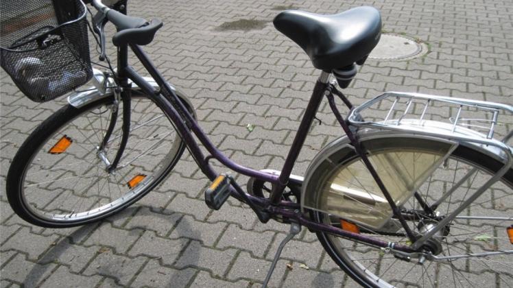 Wer kennt dieses lilafarbene Damenrad der Marke Blücher ? 