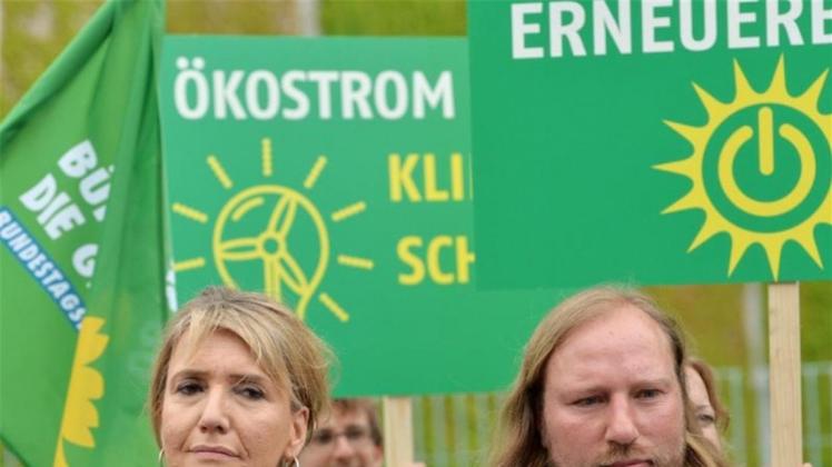 Simone Peter und Anton Hofreiter, die Bundesvorsitzenden der Partei Bündnis 90/Die Grünen, protestieren gegen die EEG-Reform. 