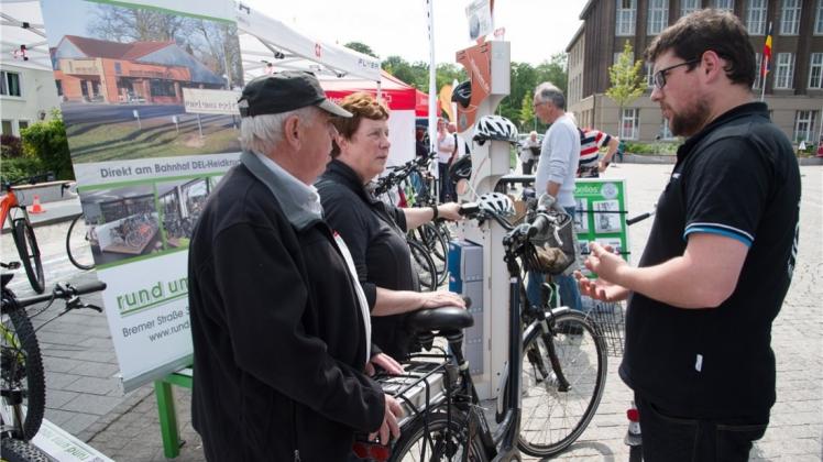 Fachgespräche und Beratung gehörten gestern zum festen Bestandteil des Events „Stadt der Biker“ rund um das Rathaus. 