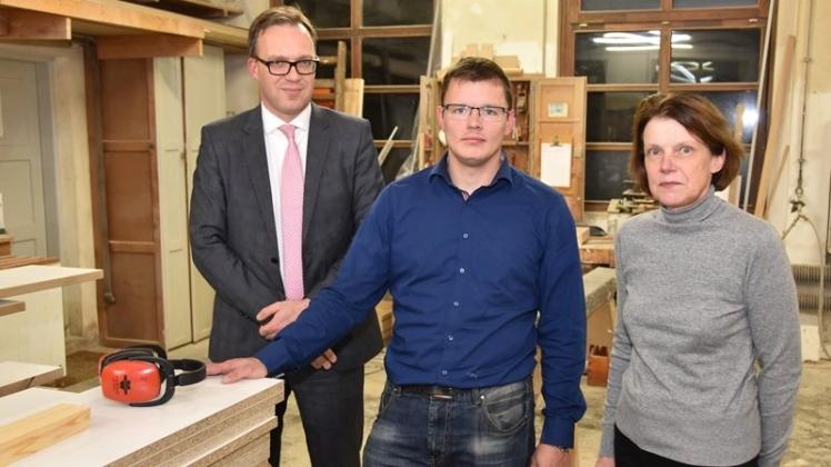 Die Mienen sind ernst, die Lage ebenso – doch es gibt Hoffnung. Die Zimmerei und Tischlerei Bernhard Schwarting ist im vorläufigen Insolvenzverfahren: (von links) Anwalt Berend Böhme, der mögliche neue Inhaber Gerrit Bakenhus und seine Mutter Insa Schwarting-Bakenhus. Die Mienen sind ernst, die Lage ebenso – doch es gibt Hoffnung. Die Zimmerei und Tischlerei Bernhard Schwarting ist im vorläufigen Insolvenzverfahren: (von links) Anwalt Berend Böhme, der mögliche neue Inhaber Gerrit Bakenhus und seine Mutter Insa Schwarting-Bakenhus.