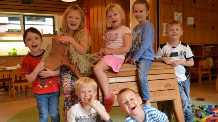 Der Förderverein des Jona-Kindergartens hat vor zehn Jahren auch Holzpferde finanziert, auf denen die Mädchen und Jungen gerne spielen. 