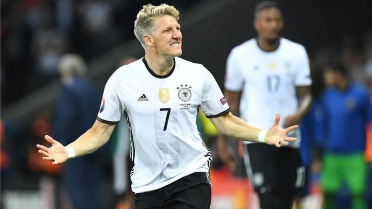 Bastian Schweinsteiger feiert seinen Treffer zum 2:0 in der Nachspielzeit im EM-Spiel Deutschland gegen die Ukraine. 