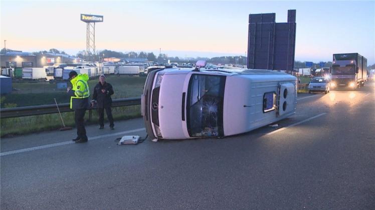 Ein Kleinbus ist am Mittwoch in den frühen Morgenstunden auf dem Autobahndreieck Stuhr verunglückt. Alle elf Fahrzeuginsassen wurden bei dem Unfall verletzt. 