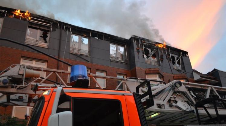 Gegen 20 Uhr lodern die Flammen noch immer unter dem Dach des Krankenhauses. 