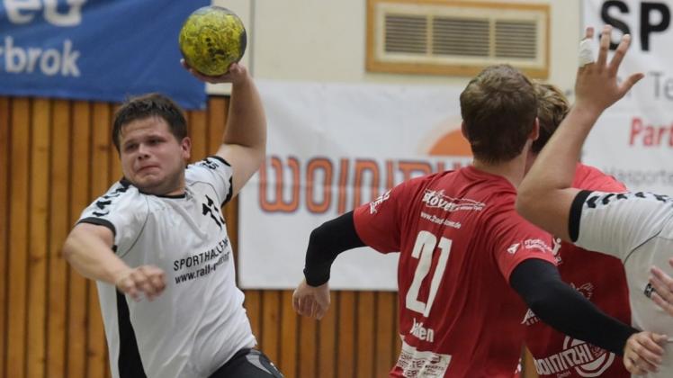 Wollen in eigener Halle den ersten Saisonsieg einfahren: Julian Stolz (rechts) und seine Mitspieler von der HSG Grüppenbühren/Bookholzberg empfangen die TSG Hatten-Sandkrug II. Wollen in eigener Halle den ersten Saisonsieg einfahren: Julian Stolz (rechts) und seine Mitspieler von der HSG Grüppenbühren/Bookholzberg empfangen die TSG Hatten-Sandkrug II.