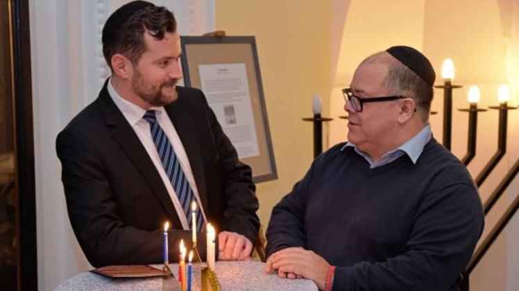 Es ist ein guter Brauch geworden in der Stadt, dass zum jüdischen Chanukka-Fest im Rathaus Kerzen am Chanukka-Leuchter entzündet werden. Rabbiner Tobias Jona Simon (li.) und Pedro Benjamin Becerra, Vorsitzender der Jüdischen Gemeinde Delmenhorst, übernahmen die Zeremonie. 