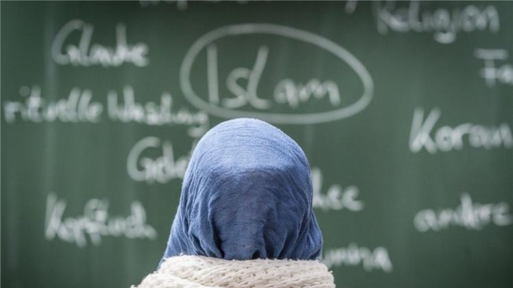 Seit rund einem Jahr können Pädagoginnen nun mit Kopfbedeckung unterrichten. Kaum jemand aber nutzt die neue Freiheit. Viel Wirbel um Nichts also? 
