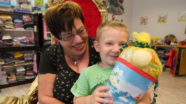 Gudrun Zemke vom Verein Stars for Kids hat am Freitag unter anderem dem kleinen Ilias eine Schultüte überreichte. 