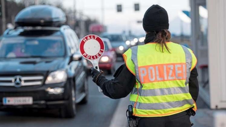 Ein Polizistin an der Kontrollstelle Schwarzbach an der Autobahn Salzburg-München (A8). 