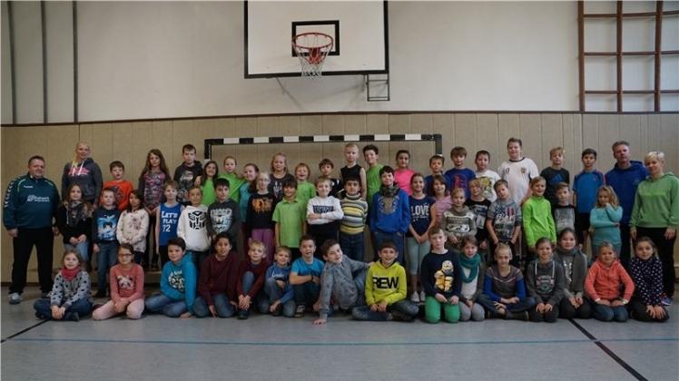Hatten Spaß am Handball-Schnuppertag, den die HSG Grüppenbühren/Bookholzberg ausrichtete: die vierten Klassen der Grundschule Bookholzberg. 