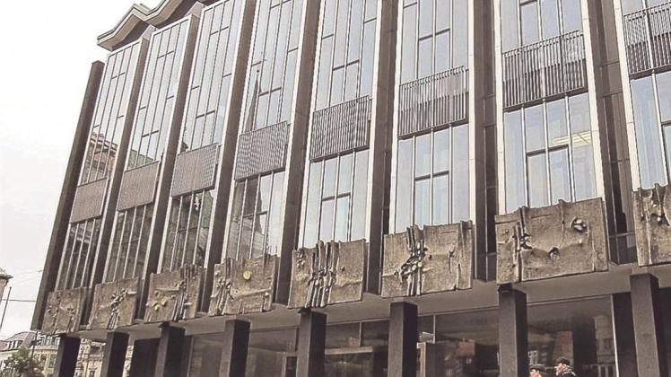 Das Haus der Bürgerschaft hat die Architektur der Nachkriegsmoderne an den Bremer Marktplatz gebracht. In der Glasfassade spiegeln sich die umliegenden historischen Gebäude – und gegenwärtig die Dacharbeiten am Rathaus. 