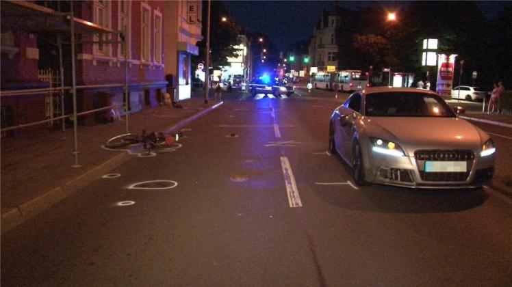 Die am Montagabend bei einem schweren Verkehrsunfall in Osnabrück verletzte Fahrradfahrerin schwebt nach Angaben der Polizei weiterhin in Lebensgefahr. 