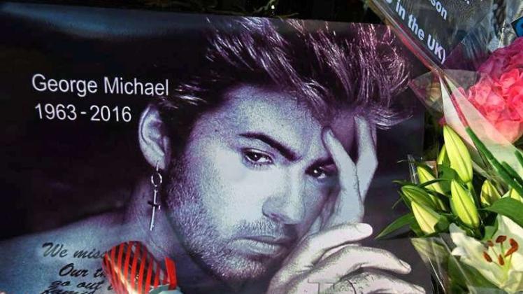 Gedenken an George Michael vor dem Haus des verstorbenen Musikers. Foto:  Andy Rain