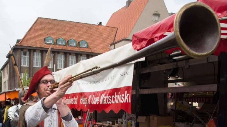 Zum Auftakt zogen die Akteure von Graf Gerds Stadtgetümmel auch über den Wochenmarkt in Delmenhorst. 