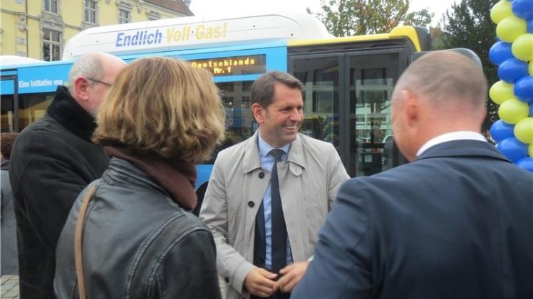 Hoher Besuch: Wirtschaftsminister Olaf Lies (M.) bei der Präsentation der VWG-Busse. 