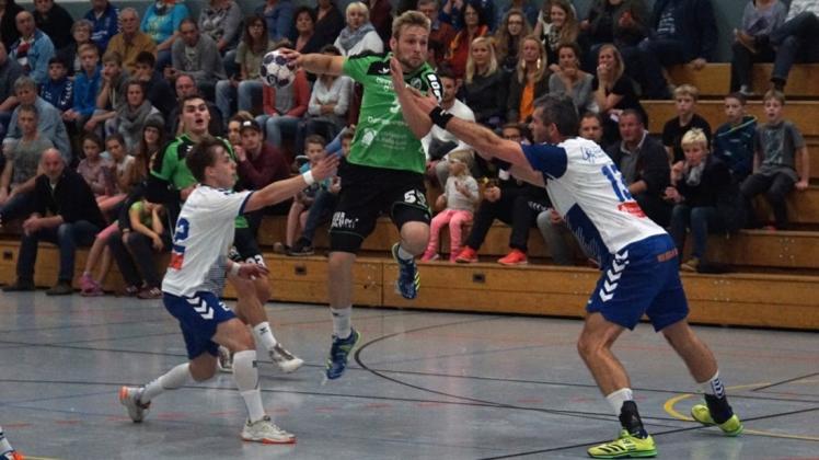 Setzten sich durch: die Oberliga-Handballer des TV Neerstedt um Ole Goyert (Mitte). Sie gewannen bei der HSG Schwanewede/Neuenkirchen mit 26:23. 