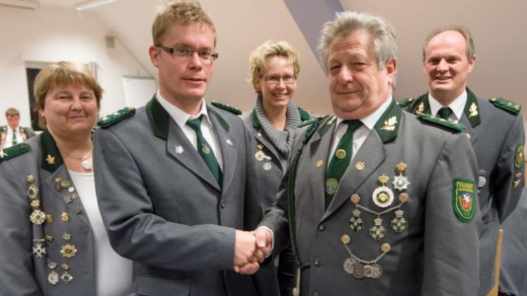 Der neue Vorstand des SV Hengsterholz-Havekost (von links): Anne Lintelmann (Kasse), Alexander Roloff (2. Vorsitzender), Hildburg Ziegeler (Kassenprüferin), Michael Schulz (kommissarischer 1. Vorsitzender) und Hergen Meyerholz (Oberschießmeister). Der neue Vorstand des SV Hengsterholz-Havekost (von links): Anne Lintelmann (Kasse), Alexander Roloff (2. Vorsitzender), Hildburg Ziegeler (Kassenprüferin), Michael Schulz (kommissarischer 1. Vorsitzender) und Hergen Meyerholz (Oberschießmeister).