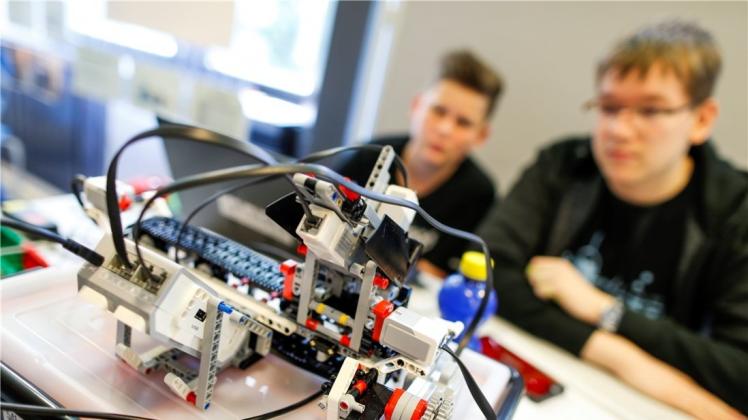 Technik, die begeistert: Kinder und Jugendliche stellten beim Osnabrücker Robo-Day 2016 ihr Talent als Konstrukteur und Programmierer von Robotern unter Beweis. 