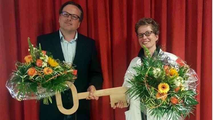 Den symbolischen Schlüssel übergab Schulleiterin Jette Muschol an Michael Heil. Er wird die Grundschule Badbergen ab August kommissarisch leiten. Den symbolischen Schlüssel übergab Schulleiterin Jette Muschol an Michael Heil. Er wird die Grundschule Badbergen ab August kommissarisch leiten.