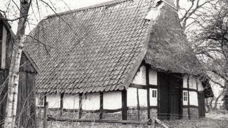 1990 standen die Restaurierungsarbeiten am alten Rauchhaus in Varrel erst am Anfang. Archivfoto: Harald Pollem