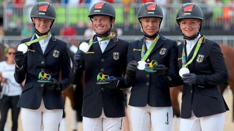 Sie gewannen bei den Olympischen Spielen in Rio de Janeiro Team-Silber in der Vielseitigkeit: Die Bergedorferin Sandra Auffarth vom RV Ganderkesee strahlte mit Michael Jung, Ingrid Klimke und Julia Krajewski über die Medaille. 