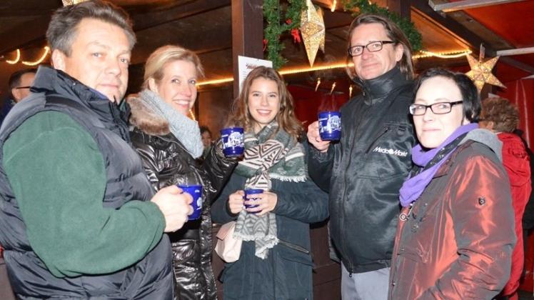 Helfer und Freunde des Faschings haben am Freitagabend bei einem „Soft Opening“ auf den Weihnachtsmarkt angestoßen. 