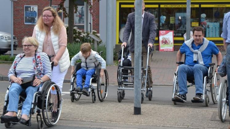 Perspektivwechsel: Ratsmitglieder haben sich vor Kurzem über die Situation von Behinderten informiert und sind zum Teil selbst im Rollstuhl unterwegs gewesen. 