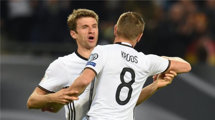 Überragend: Deutschlands Thomas Müller (l.) erzielt das 1:0 und 3:0, Schlüsselspieler Toni Kroos (r.) das 2:0. 